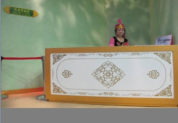 精雕細琢新疆世博館晶牛玉禮品發(fā)放臺